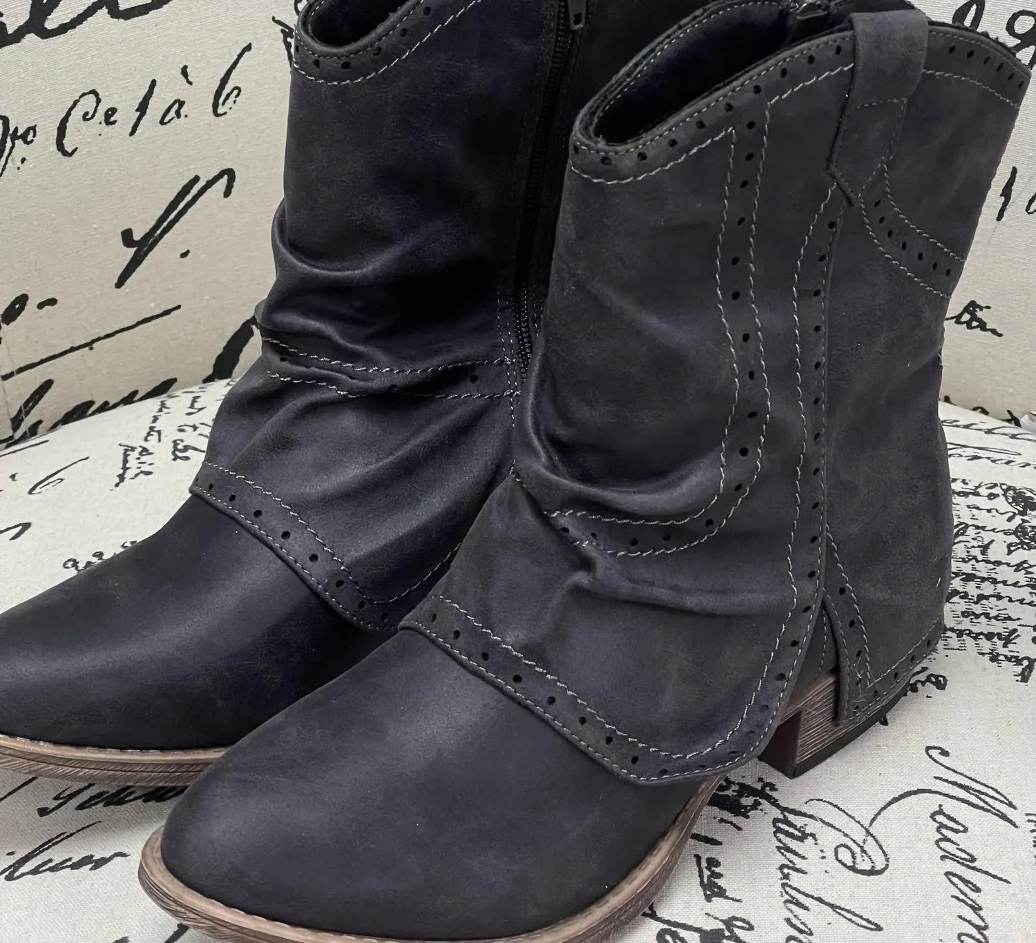 Women B Don Boots In Black