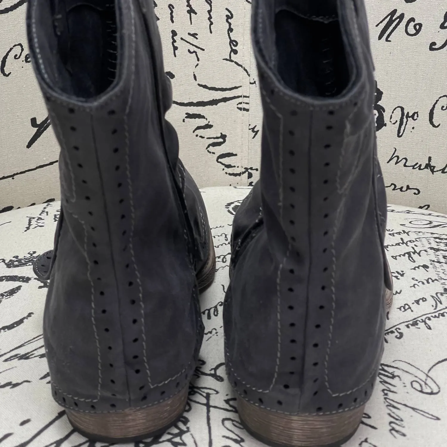 Women B Don Boots In Black