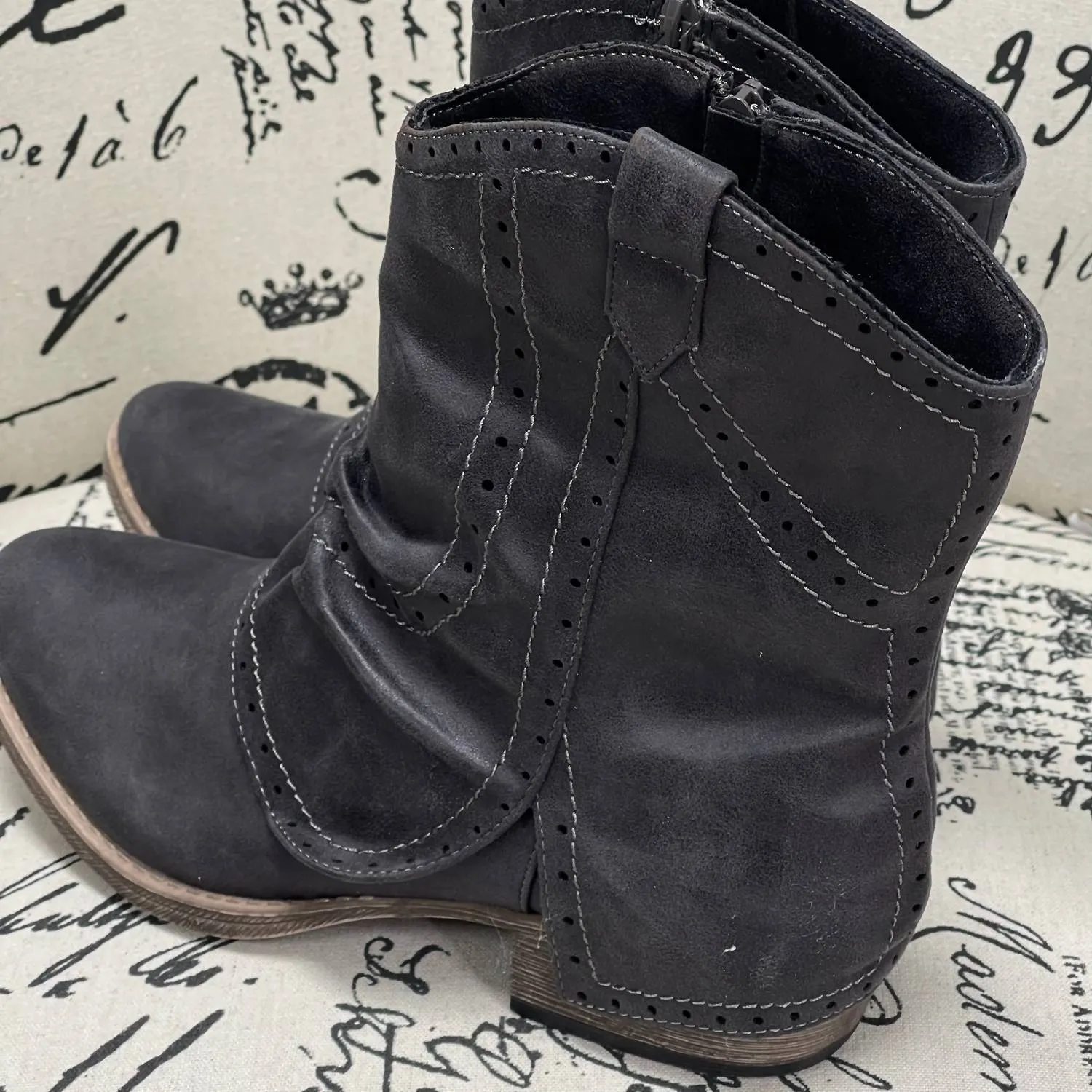 Women B Don Boots In Black